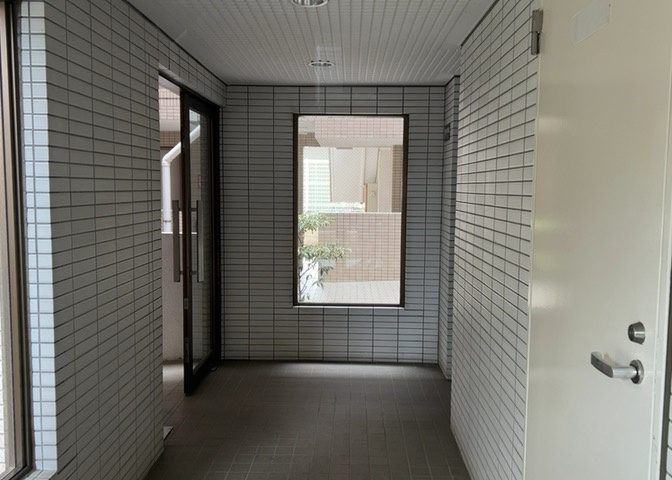 ラウンジは、マンションの共用スペースに椅子やテーブルなどを配置した利用者が寛げる空間です。屋内型ラウンジと屋外型ラウンジがあります。共用部分の管理状況と合わせて、詳細については現地でご確認ください。