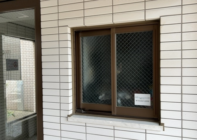 受付はマンションコンシェルジュがいる場合もあれば、管理人が滞在する小部屋を総称して呼ぶことがあります。主にエントランスに設置されていることから、防犯面でも期待ができます。防犯設備がない場合はより安心！