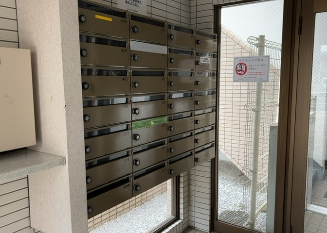 エントランス付近に設置されている集合ポストは、住んでいる部屋と離れているため、ポストをあさるなど誰かに何かされていても被害に気づきにくいです。入居する時には他人に特定されにくい番号で鍵をかけましょう！