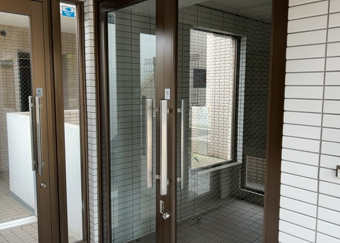 ロビーというと、エントランスと何がちがうの？と思いますよね。実はロビーとエントランスには明確な決まりはありません。物件によっては、エントランスを入って広がるある程度の広さのある空間がロビーとなります。