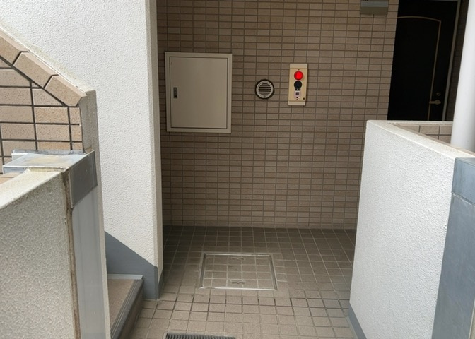 共用部分は、一棟の建物に住む区分所有者全員が共同で所有するとし、共用部分の管理、補修などは、区分所有者で形成される管理組合が行います。個人の判断で勝手に変更することはできませんので覚えておきましょう。