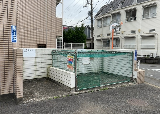 共有部分は、住民なら誰もが使える設備のこと。例えば駐車場やエレベーター、インターネット設備、セキュリティ設備などがあります。他にも、マンションの廊下・外部階段やエントランス・ゴミ置き場などがあります。