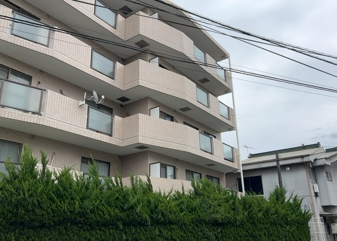 道幅が広い場所は日当たりや風通が良好です。幅が広いのですれ違いも可能ですし大きな車でも駐車可能！一方で、大型車が通ることも多くなるため交通量の増加により騒音に繋がります。また土地の値段が高くなります。