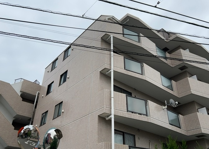 ＲＣ造、Reinforced　Concreteは直訳すると補強されたコンクリートです。主に柱や梁・床・壁が鉄筋とコンクリートで構成おり、鉄筋を組んだ型枠にコンクリートを流し込んで固めたものを指します。