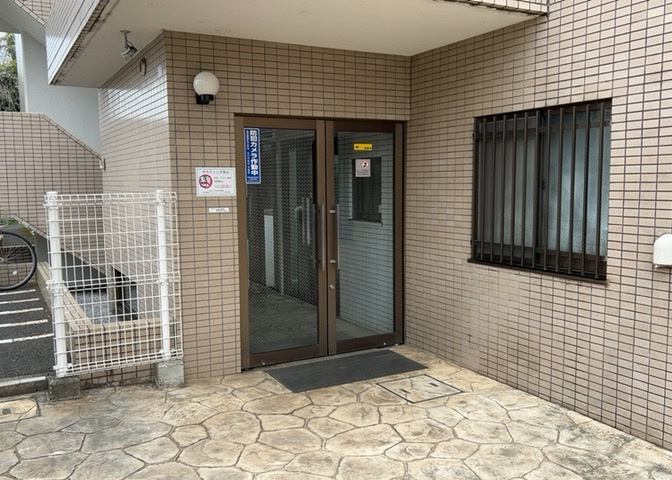 玄関は家の顔でもあり、家族以外の目にも止まる場所です。玄関は外との間を仕切る扉、靴などをしまっておく収納スペース、靴脱ぎのたたきスペース、来客とのやり取りをするドアホンなど複数のアイテムからなります。