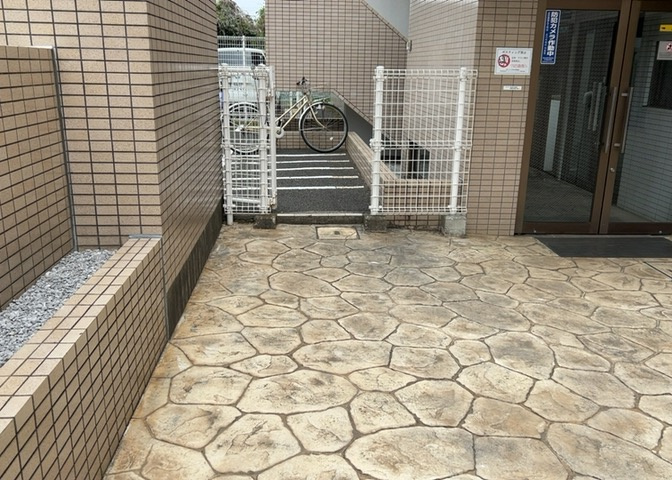 共有部分は、住民なら誰もが使える設備のこと。例えば駐車場やエレベーター、インターネット設備、セキュリティ設備などがあります。他にも、マンションの廊下・外部階段やエントランス・ゴミ置き場などがあります。