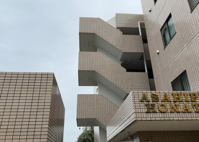 共用部分は、一棟の建物に住む区分所有者全員が共同で所有するとし、共用部分の管理、補修などは、区分所有者で形成される管理組合が行います。個人の判断で勝手に変更することはできませんので覚えておきましょう。