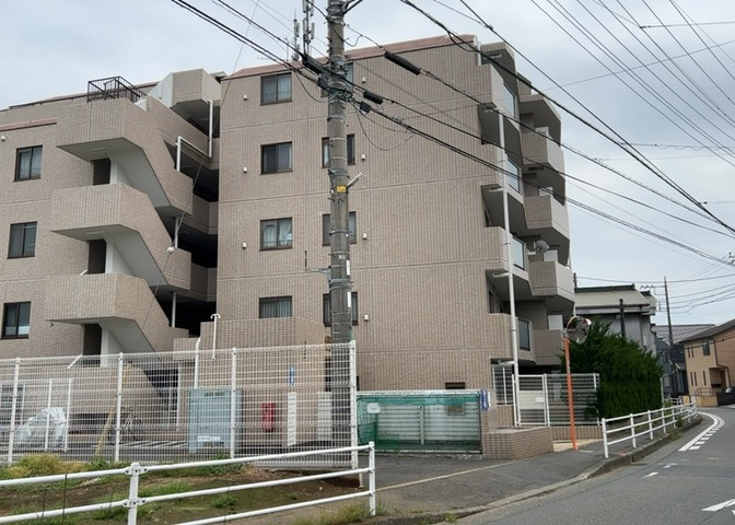 外観はマンション管理がされているかの目安になります。築年数が古いと、壁面は劣化してひび割れが生じることも！建物が古びていても細かいところが修繕されていると、きちんと管理されているなぁと感じるでしょう。