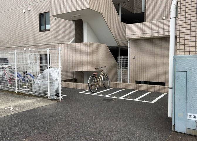 車一台あたりに必要なスペースは、標準サイズの普通自動車で横幅2m50cm、長さ5mは必要になります。ただし、乗降のことも考慮して横幅3m30cm、長さ5m50cmほどは確保できるところを選びましょう。