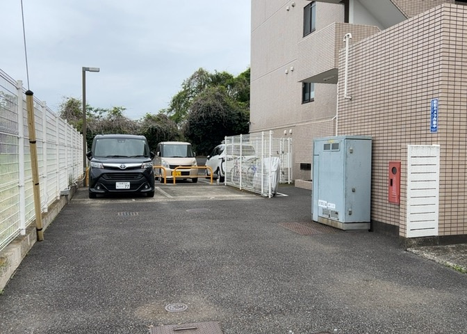 駐車場と明記されていても、最小スペースでつくられた駐車場だと大型車は駐車できなかったり、出入りしにくくなったりする可能性があります。お車のサイズと購入したい物件の駐車場のサイズを現地で確認しましょう。