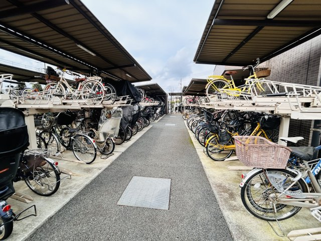 屋根付き自転車置き場は雨でも汚れづらく劣化を防ぎます♪