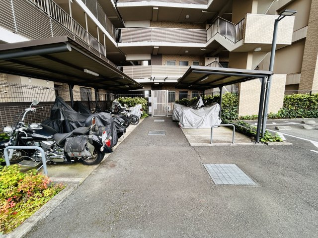 屋根付きバイク駐輪場♪