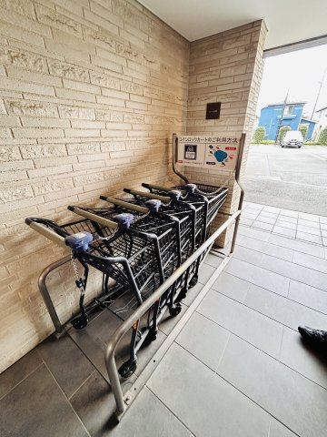 お車で買い物の際はショッピングカート利用でお部屋まで♪