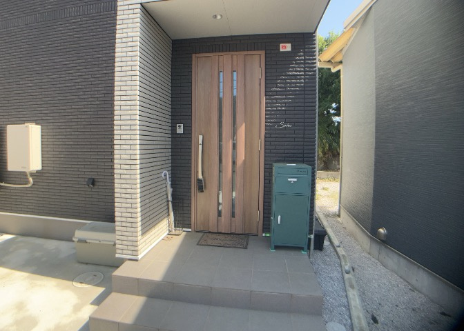 玄関は家の顔でもあり、家族以外の目にも止まる場所です。玄関は外との間を仕切る扉、靴などをしまっておく収納スペース、靴脱ぎのたたきスペース、来客とのやり取りをするドアホンなど複数のアイテムからなります。