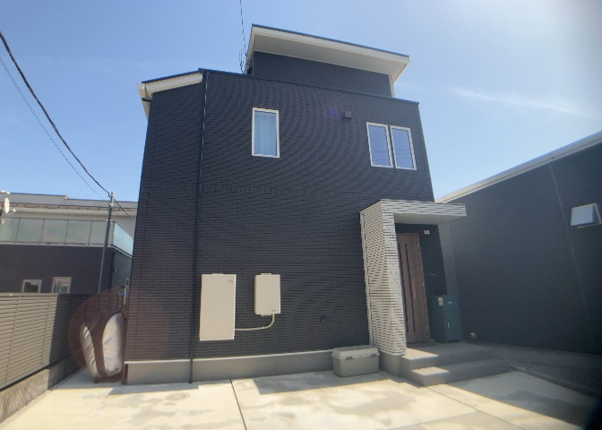 木造住宅とは土台、壁、柱など建築物の強度を支える構造体の材に木が使用されている構造を指します。構造体は建物の自重を支えるだけではなく風圧や水圧、積裁荷重などあらゆる衝撃に耐えるための基礎です。