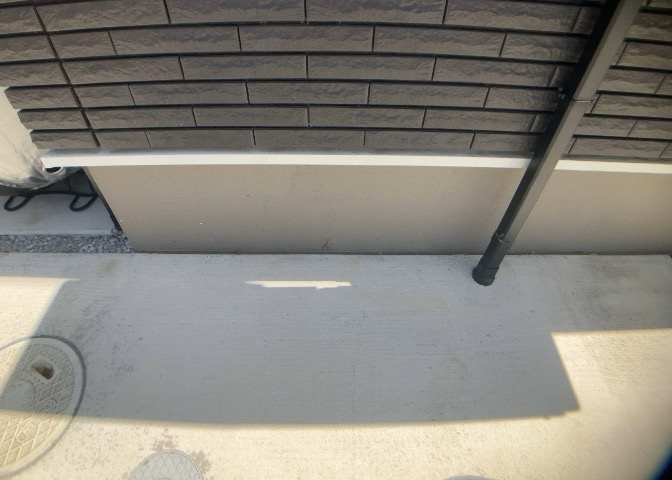 建物の基礎工事の方法は、主流となっているベタ基礎（防湿基礎）と布基礎の2種類に分類され、床下の通気性や耐久性などに違いがあります。建物の基礎部分の構造や付帯設備など詳細については現地でご確認ください。