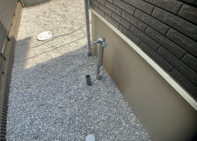 敷地内に散水栓や立水栓があると便利です。水道水を直接利用できるため、水を運ぶ手間を省くことが出来ます。大量の水を必要とする洗車作業や清掃などに役立ちます。その他設備とあわせて、現地でご確認ください。