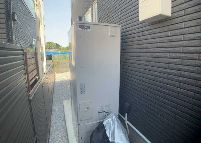 省エネ給湯器とは従来型の給湯器より熱効率が高く、少ない燃料でたくさんのお湯を沸かすことが出来る高効率な給湯器のことを指します。また、省エネ給湯器には種類があり、利便性や効果なども様々です。