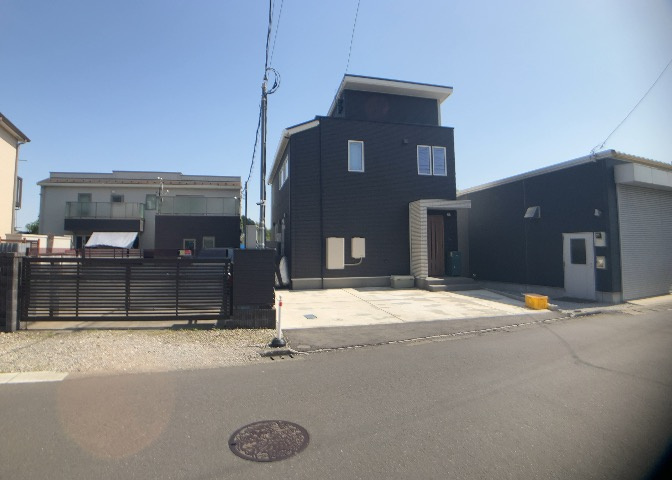 南側道路の場合は長い時間光を入れ込むことができるため、庭やリビングを道路側に持ってくることが多く土地価格も高い傾向にあります。一方北側道路だとリビングや庭が南側になりプライバシーを守ることができます。