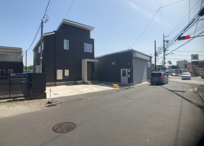 東側道路の場合は居室を南向きに設計しやすいため、朝日が入りやすいというメリットがあります。一方、西側道路も東側同様に居室を南向きに設計しやすいのですが、住宅地だと朝日が入りにくいという弱点があります。