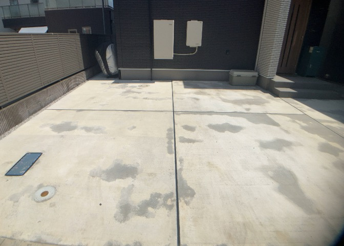 車一台あたりに必要なスペースは、標準サイズの普通自動車で横幅2m50cm、長さ5mは必要になります。ただし、乗降のことも考慮して横幅3m30cm、長さ5m50cmほどは確保できるところを選びましょう。