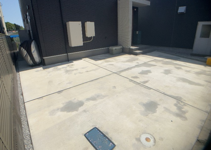 庭のある家に住むことのメリットとして、子どもたちの遊び場を確保できること、ガーデニングや家庭菜園を楽しめること、明るさを確保できることがあります。また、配置を工夫することでプライバシーが確保できます。