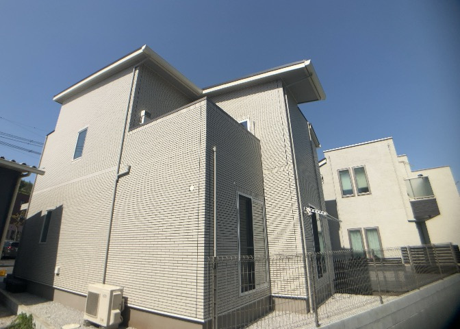 バルコニーは、建物内から室外へ楽に出入りできる便利なスペースです。また、バルコニーには手すりを付けることが義務付けられており、手すりの高さは110cm以上で施工することが建築基準法で定められています。