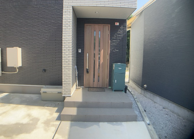 玄関は家の顔と言っても過言ではありません。現地を見学する際は玄関の広さや全体のバランスなどを見てみるといいでしょう。一般的なアプローチのしやすさだけではなく、お年寄りにも優しい設計のものだと安心です。