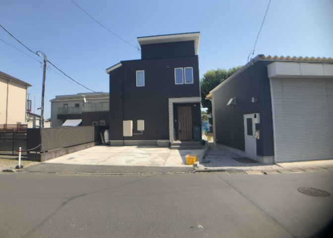 住宅用の土地では前面道路に2m以上接していなければならないと法律で定められています。しかし、お持ちの車のサイズやライフスタイルなどにより、2mでは利便が悪い場合もございますので、事前に確認しましょう。