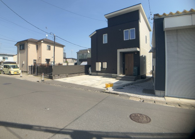 道幅が広い場所は日当たりや風通が良好です。幅が広いのですれ違いも可能ですし大きな車でも駐車可能！一方で、大型車が通ることも多くなるため交通量の増加により騒音に繋がります。また土地の値段が高くなります。