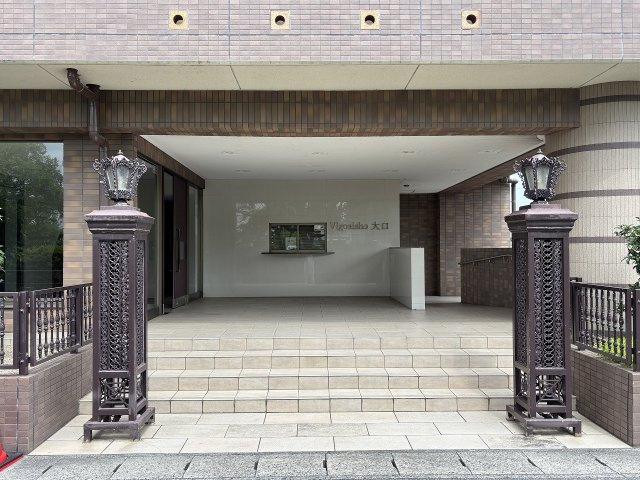 【外観】ゆとりある階段に加え、右奥にはスロープも完備。ベビーカーや車椅子の移動もスムーズです。