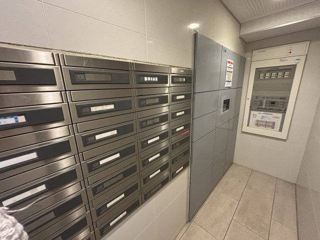 【その他】不在時でも荷物を受け取れる宅配ボックス完備。再配達の手間が省け、ネット通販も快適です。