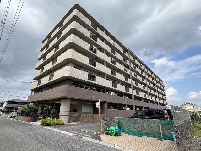 【外観】ブラウン調のタイル貼りが洗練された印象を与える外観。重厚感とスタイリッシュさを兼ね備えます。