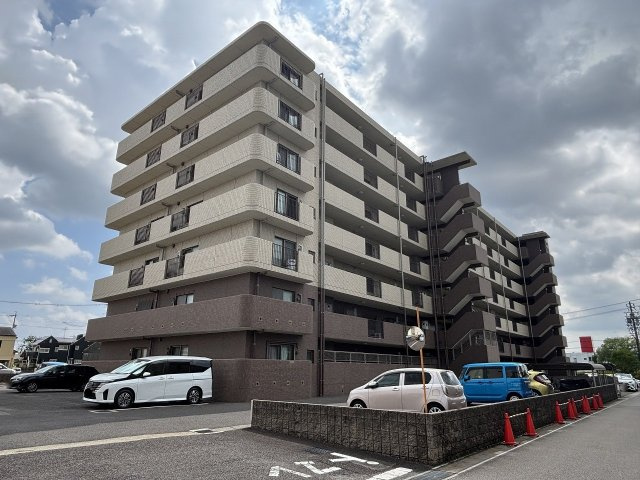 【外観】前面道路が広く、スッキリとした開放的な立地。周辺は高い建物がなく陽当りも良好です。
