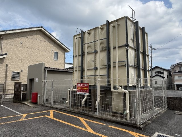 【その他】敷地内に設置された大型の受水槽設備。災害時などの万が一の際にも安心な給水システムです。