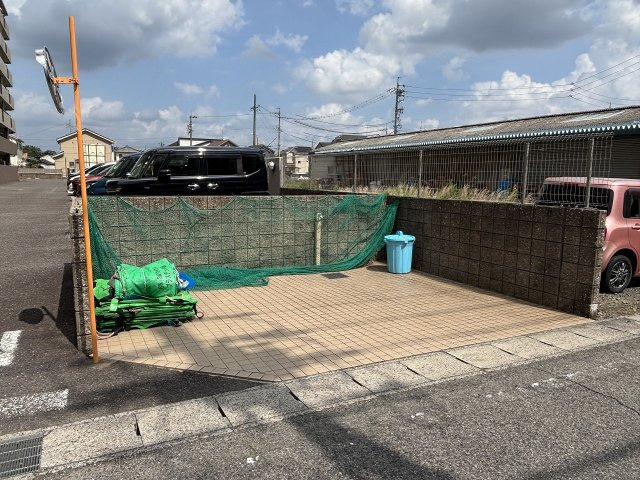 【その他】敷地内に専用のゴミ置き場を完備。遠くの集積所まで行く必要がなく、毎日のゴミ出しも楽々。