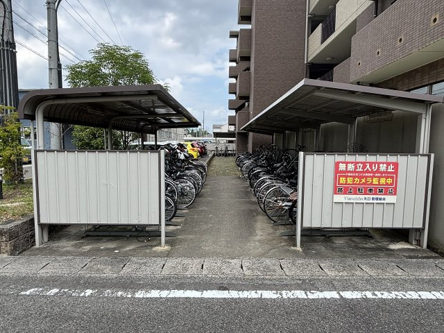 【共用部分】多くの自転車を収容できる広々とした駐輪場。小さなお子様のいるご家庭にも心強い設備です。