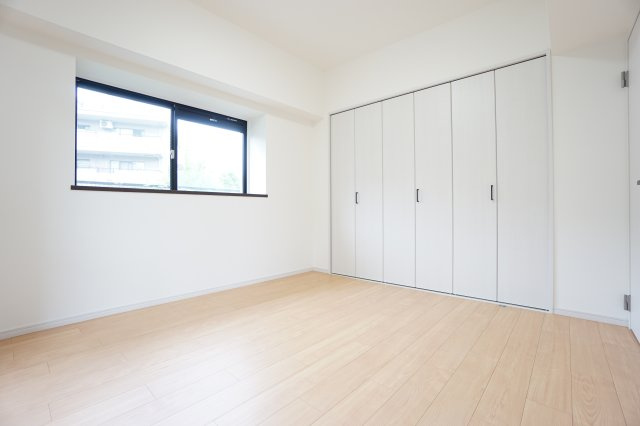 大型クローゼット付きの洋室です♪