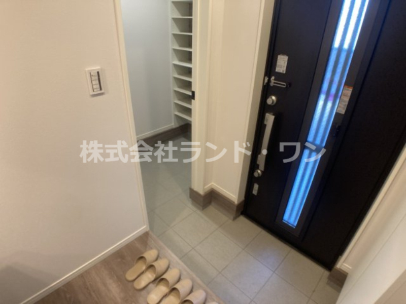 ゴルフバッグやアウトドア用品も置ける広々シューズクローク付き。