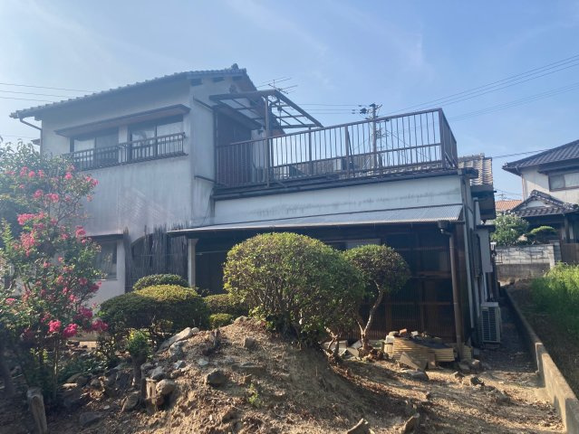 敷地内には立派な庭木・庭石があります