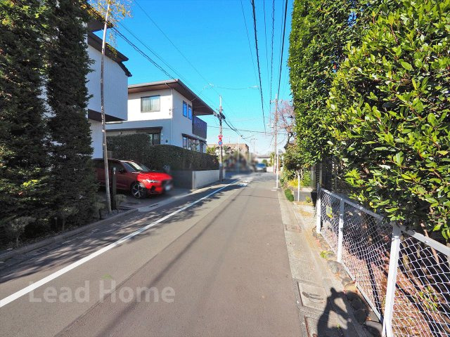 車通りが少なく落ち着いた周辺道路となっております！小さなお子様がいるご家庭も安心して移動が可能♪