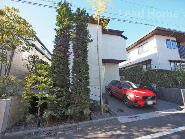 落ち着いた街並みになじむ素敵な佇まいが印象的！ご家族で穏やかな日々を過ごせる魅力的な環境です！