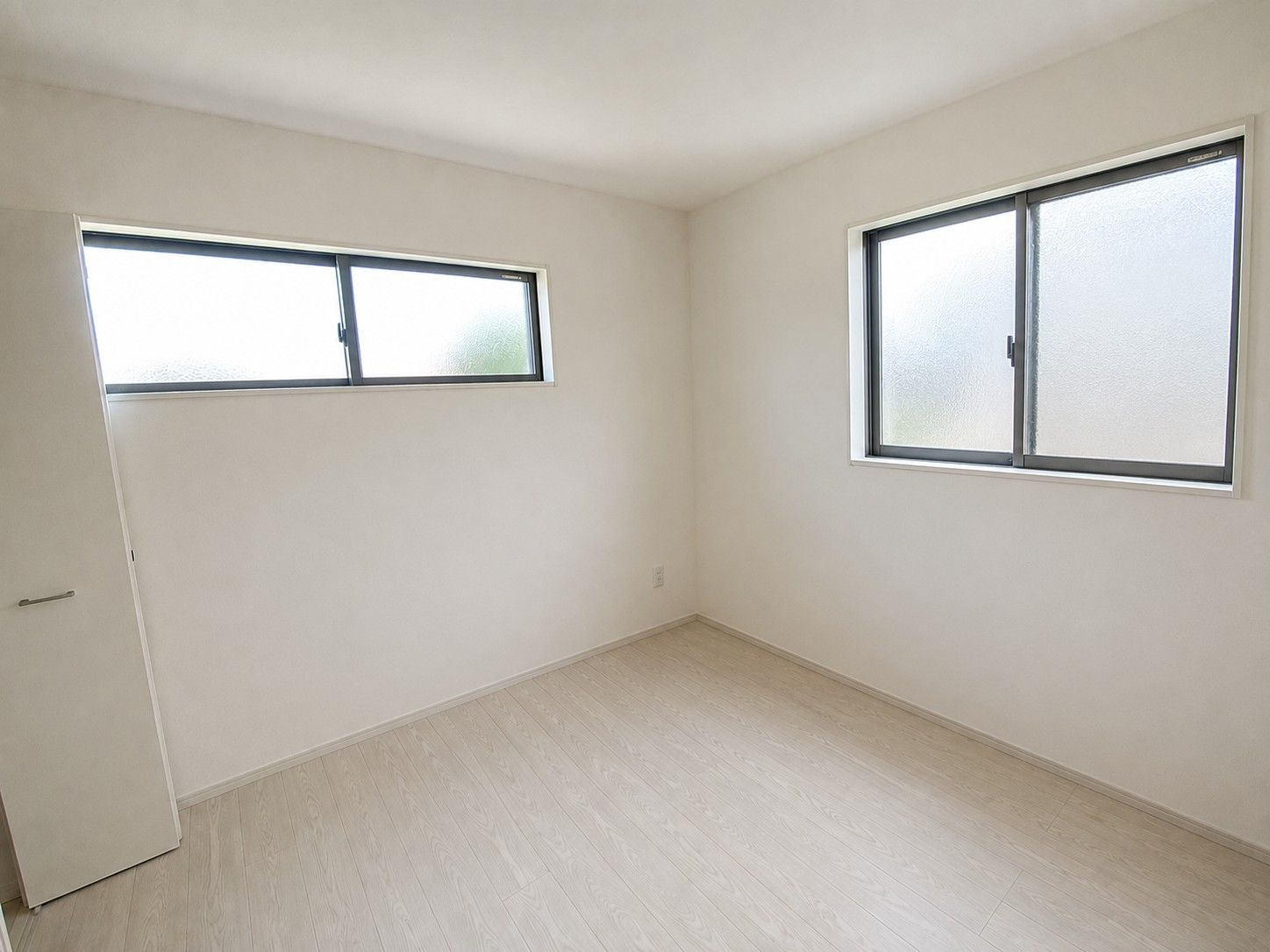 シンプルで使い勝手の良いお部屋です！　（※AI加工により家具・荷物を消去しています）