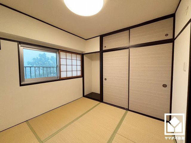 約4.5帖の和室です。陽光がたっぷり差し込む洗練された和の空間。温かみのある畳のスッキリとしたデザインが、暮らしを心地よく彩ります。