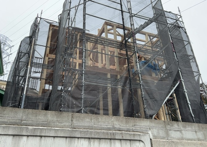 木造住宅とは土台、壁、柱など建築物の強度を支える構造体の材に木が使用されている構造を指します。構造体は建物の自重を支えるだけではなく風圧や水圧、積裁荷重などあらゆる衝撃に耐えるための基礎です。