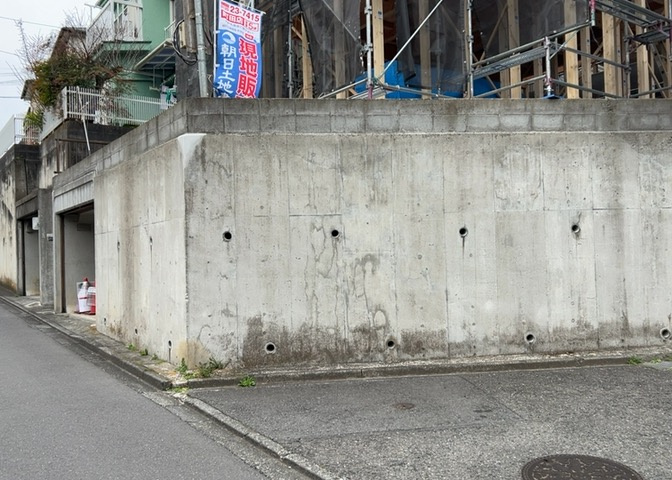 道幅が狭い場所は比較的土地の値段が低いことが多く、また交通量が少ないため騒音が少なく静かな環境で過ごせます。また、小さいお子様がいるご家庭も安心です。一方で車の駐車が難しいというデメリットもあります。
