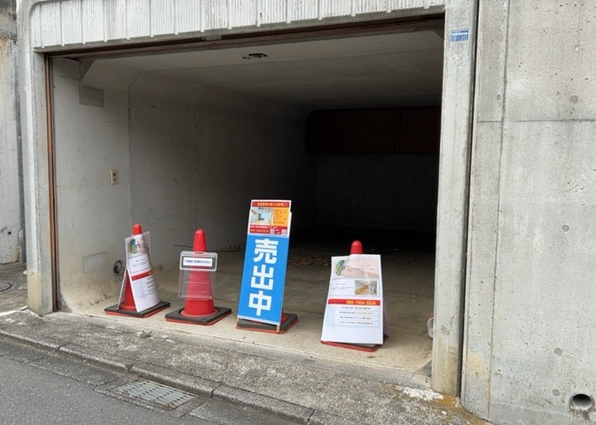 車一台あたりに必要なスペースは、標準サイズの普通自動車で横幅2m50cm、長さ5mは必要になります。ただし、乗降のことも考慮して横幅3m30cm、長さ5m50cmほどは確保できるところを選びましょう。