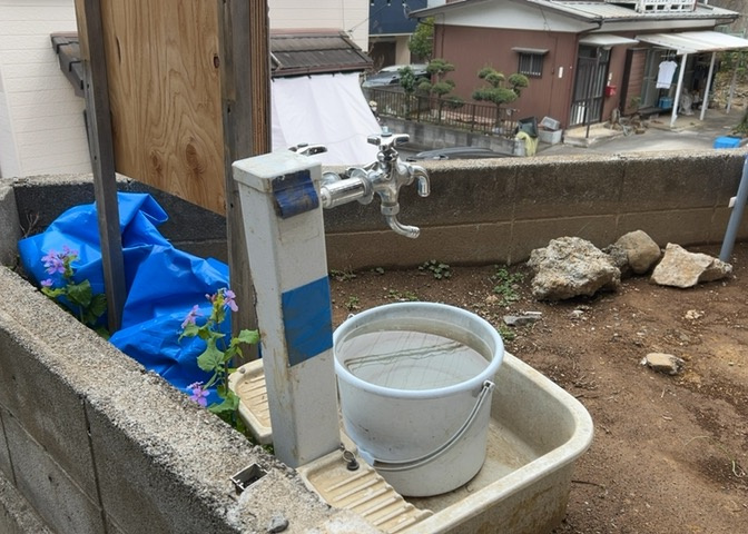 敷地内には、散水栓や立水栓があります。水道水を直接利用できるため、水を運ぶ手間を省くことが出来ます。大量の水を必要とする洗車作業や清掃などに役立ちます。その他設備とあわせて、現地でご確認ください。