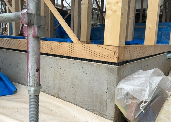 基礎パッキング工法とは、床下の換気確保のため基礎と土台の間に緩衝材を挟み込む工法です。土台の下に数十センチの間隔で設置されるため、全体的な隙間が生まれます。床下換気口に比べて高い通気性が確保されます。
