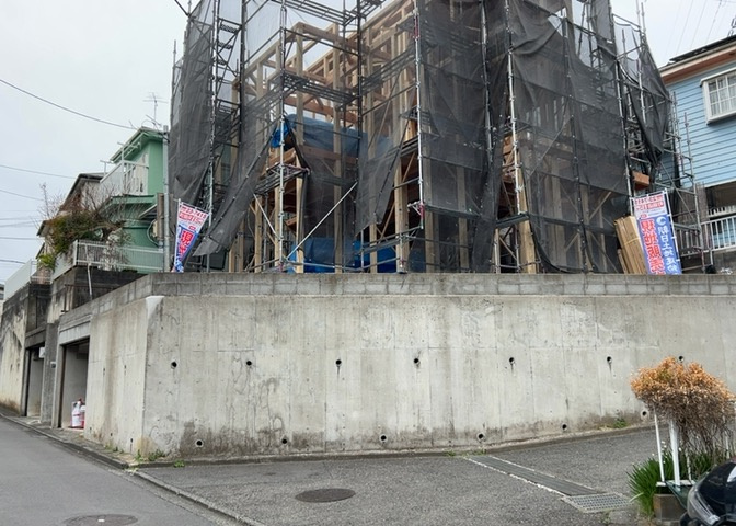 住宅用の土地では前面道路に2m以上接していなければならないと法律で定められています。しかし、お持ちの車のサイズやライフスタイルなどにより、2mでは利便が悪い場合もございますので、事前に確認しましょう。